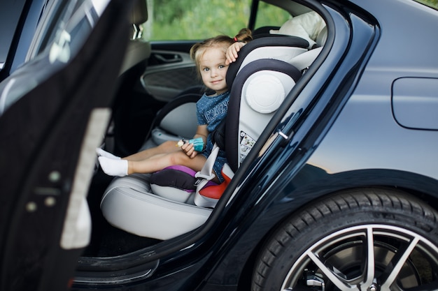 Niña mirando por la ventana del coche