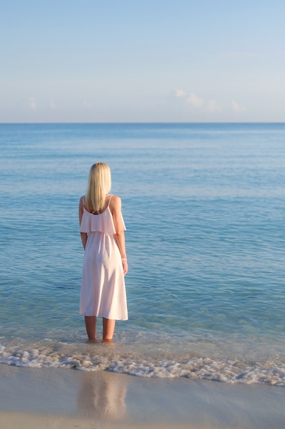 Niña, mirar el mar