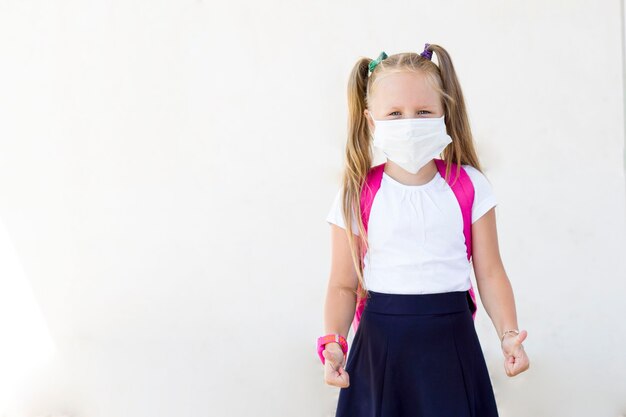 Niña, con, un, mochila, en, un, mask., Escuela