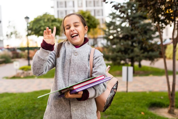 Foto niña con una mochila que va a la escuela.