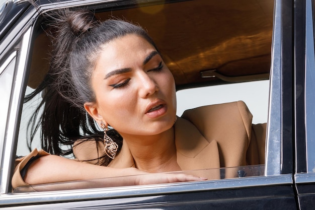 Niña molesta mirando desde la ventana del auto Foto de alta calidad