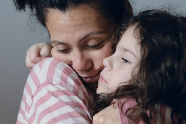 Niña molesta siendo consolada por su madre