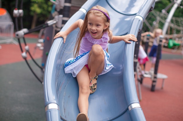 Niña monta en la colina en un parque de diversiones