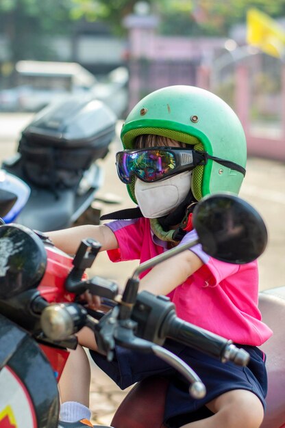 Foto niña montando una motocicleta de juguete