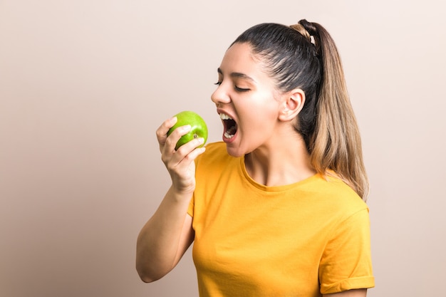 niña mordiendo manzana