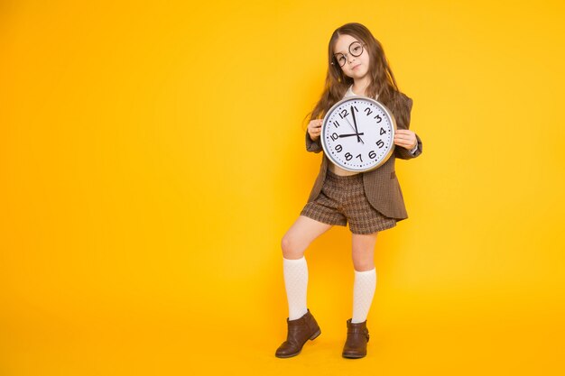 Niña morena en traje con relojes