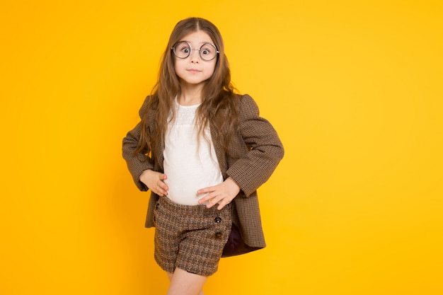 Niña morena en traje