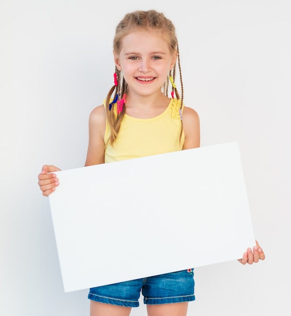 Niña mostrando lienzo blanco