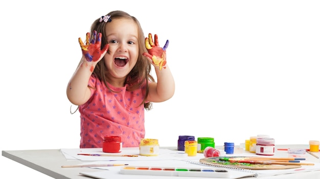 Foto niña mostrando las manos pintadas sobre fondo