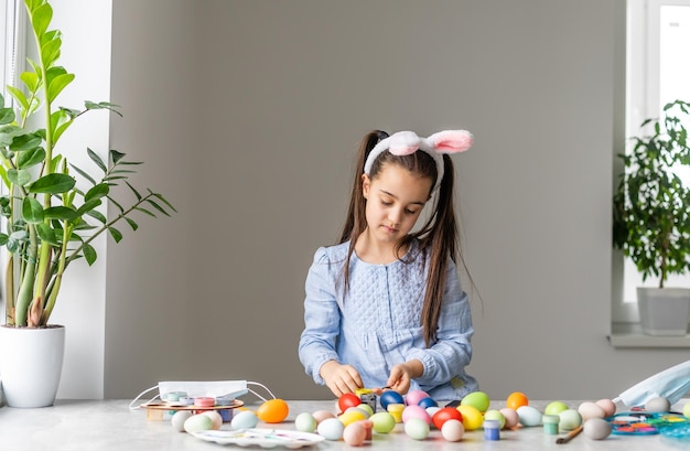 Una niña mostrando su huevo de Pascua pintado.