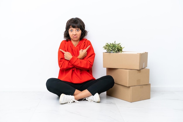 Niña moviéndose en casa nueva entre cajas aisladas sobre fondo blanco apuntando a los laterales que tienen dudas