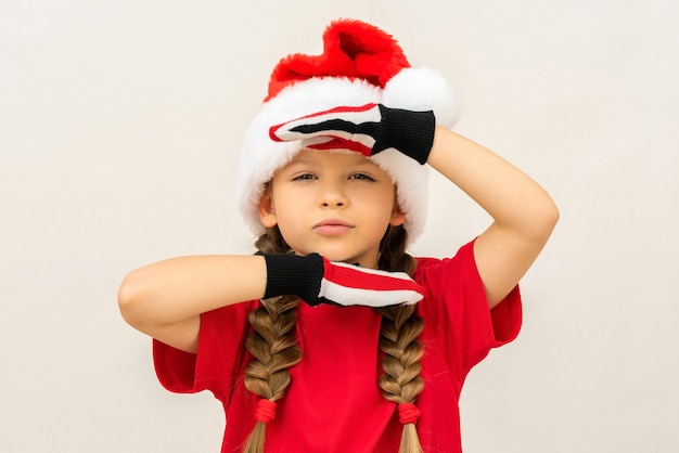 Niña muestra gestos con las manos en Navidad.