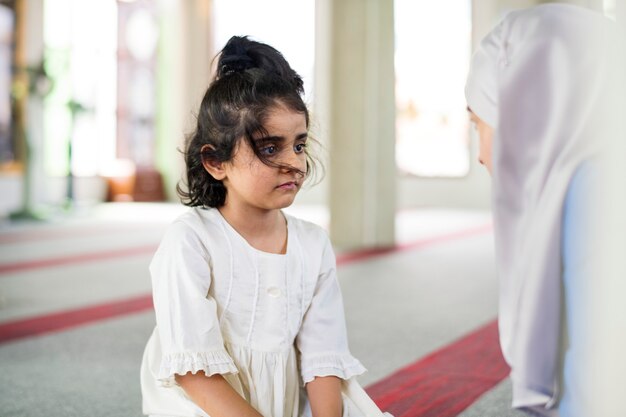 Niña musulmana en la escuela dominical