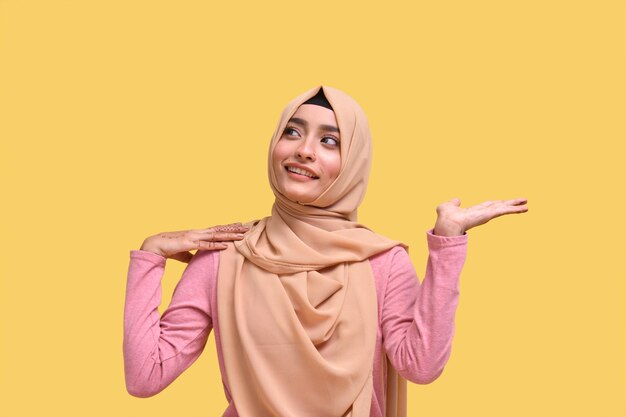 niña musulmana con hijab sentimiento haapy modelo paquistaní indio