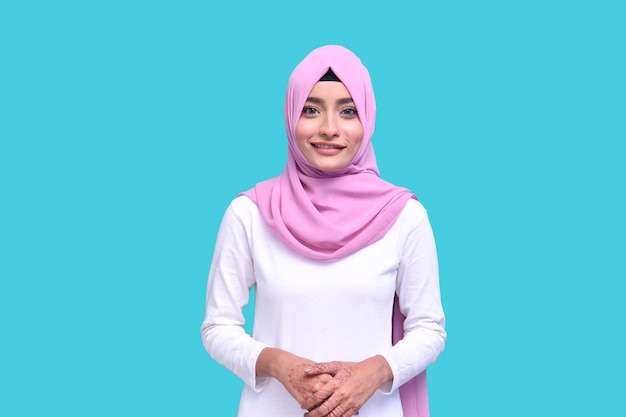 niña musulmana hijab waring fondo rosa