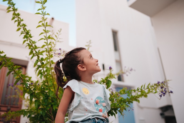 Niña muy feliz disfrutando de las plantas y aprendiendo de ellas