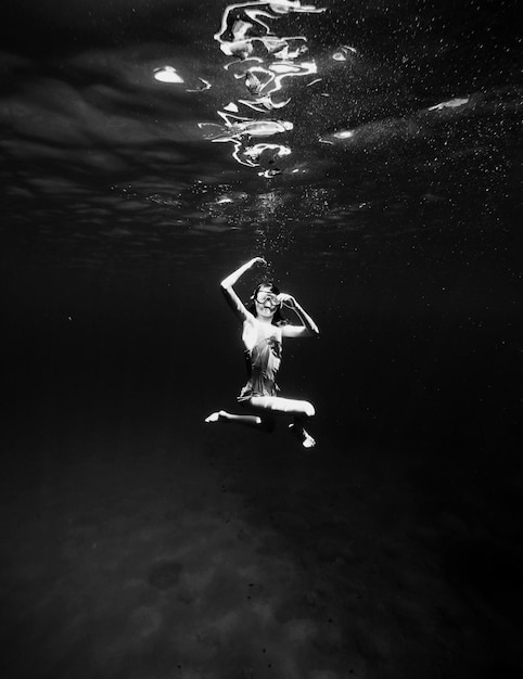 Foto niña nadando en el mar