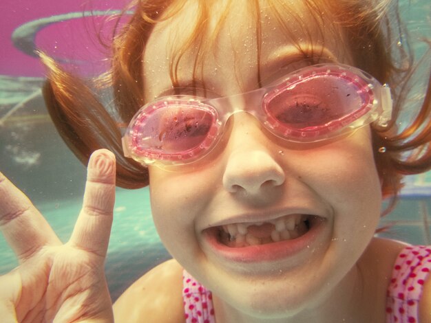 Niña nadando en una piscina