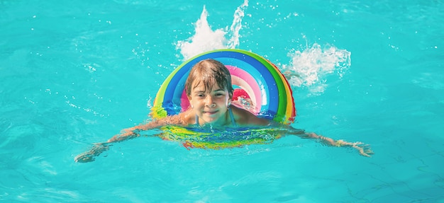 Una niña nadando en la piscina