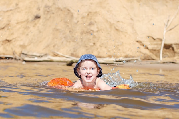 niña nadando en el río