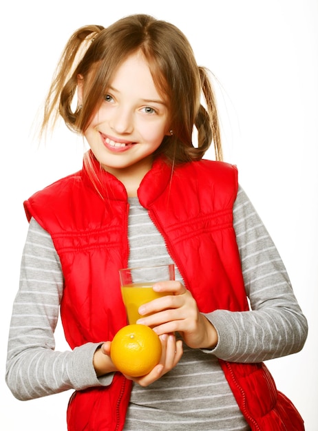 Niña con naranjas y jugo