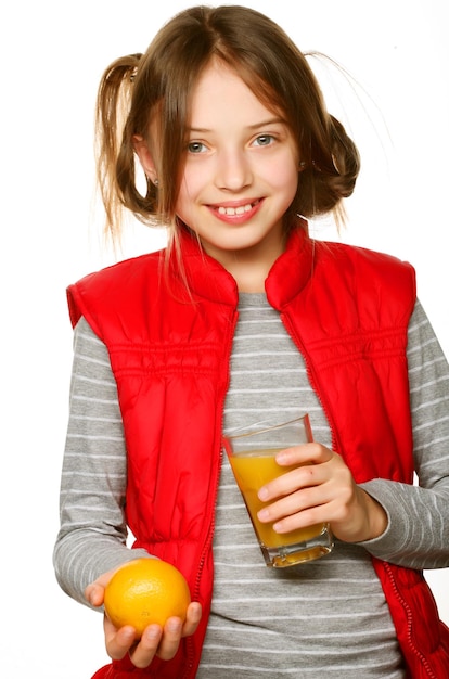 Niña con naranjas y jugo