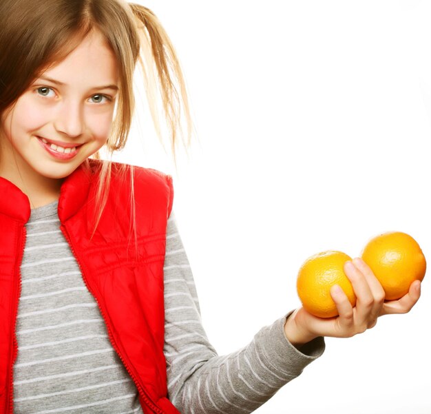 Niña con naranjas y jugo