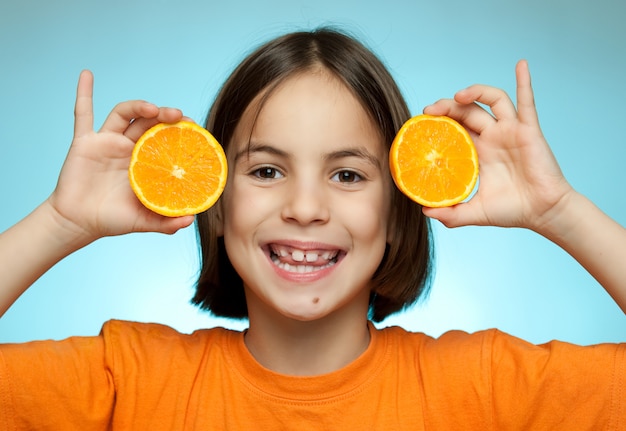 Niña con naranjas