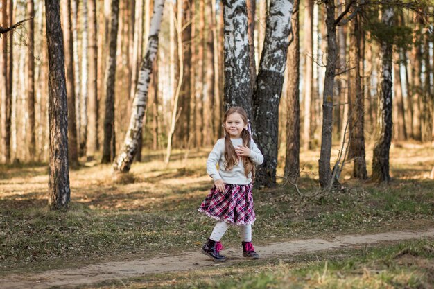 niña en la naturaleza divertirse y bailar