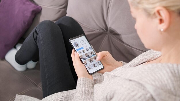 Niña navega por las redes sociales por teléfono y le gusta la foto