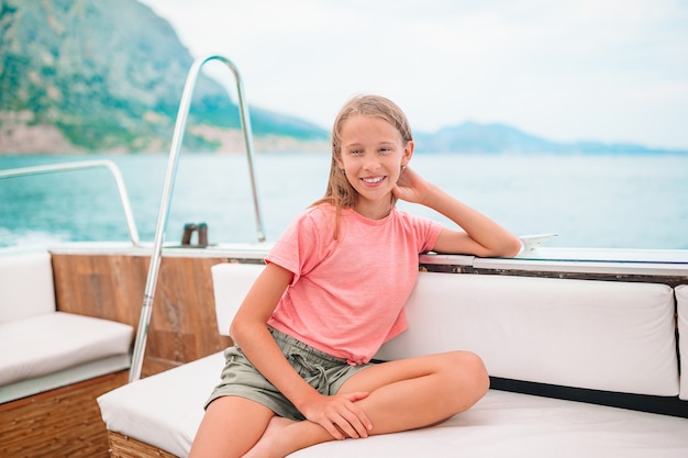 Niña navegando en barco en mar abierto claro