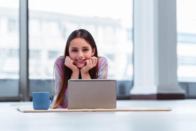 Niña navegando por internet en la computadora portátil