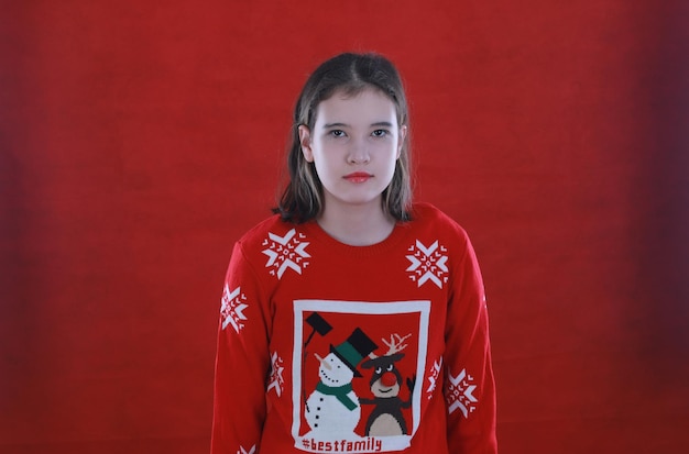 niña de navidad sobre fondo rojo