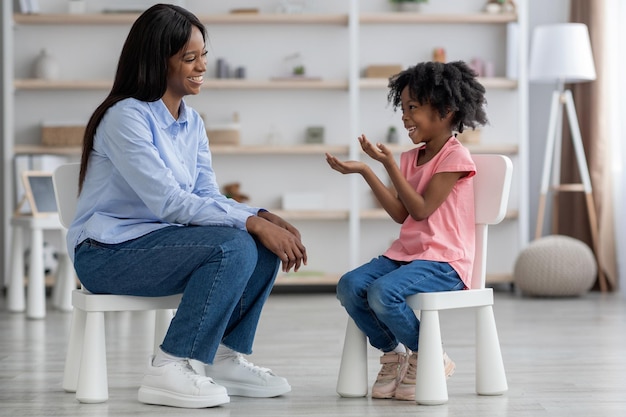 Niña negra linda emocional en la oficina de psicólogos infantiles