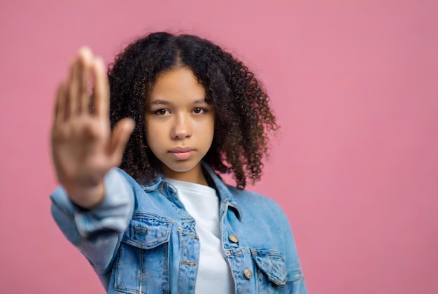 Niña negra con la mano delante concepto no al abuso infantil no al maltrato de las mujeres