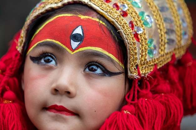 Una niña nepalesa se viste como una diosa viviente del dios hindú kumari con ocasión de kumari puja Nepal