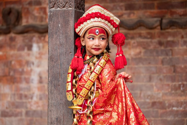 Una niña nepalí vestir la vida de una diosa viviente kumari con ocasión de kumari puja Katmandú Nepal