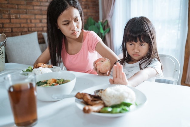 Niña se niega a comer arroz vegetal