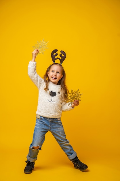 Foto niña niña con estrellas de navidad