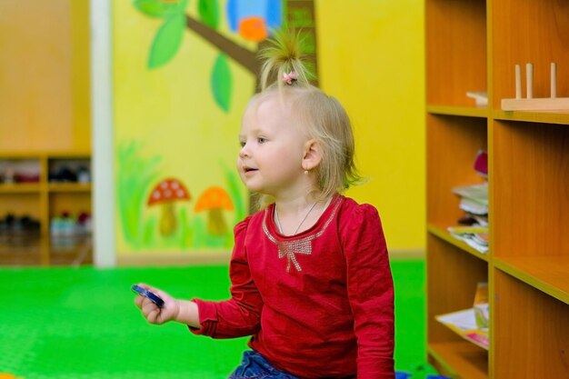 Niña niña en una lección de desarrollo. Enseñanza de la educación escolar. Clases coloridas.