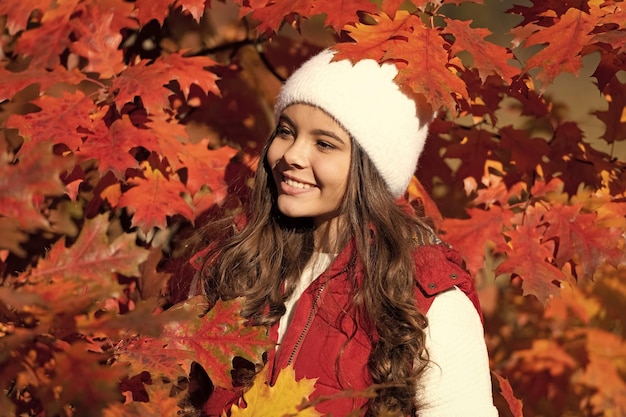 Niña niña en otoño parque al aire libre niños divertido cara alegre niña con sombrero en otoño hojas en fondo natural