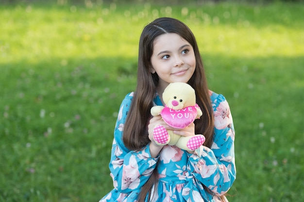 Niña niño abrazo juguete suave oso de peluche símbolo de amor concepto de día de san valentín