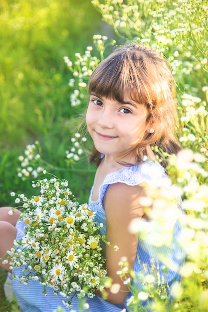 Niña niño en un campo de manzanilla