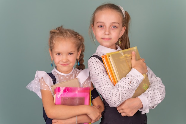 niña niño colegiala amistad compañeros de clase hermanas novias estudiante escuela aprendizaje com