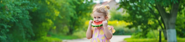 Niña niño come sandía en verano Enfoque selectivo