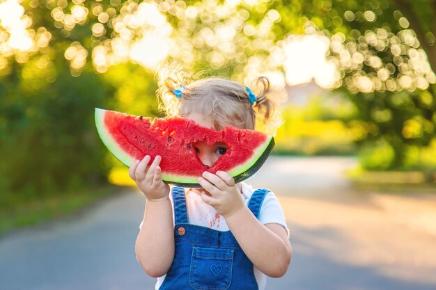 Niña niño come sandía en verano Enfoque selectivo