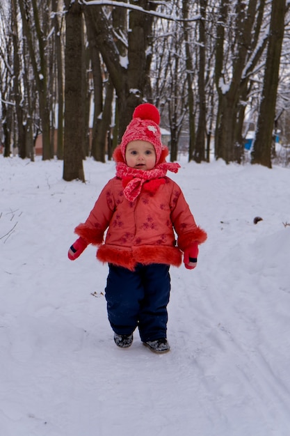 Niña niño corriendo sobre la nieve.