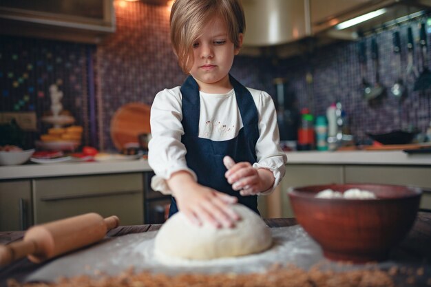 Niña niño con corte de pelo de pelo corto cocinar masa