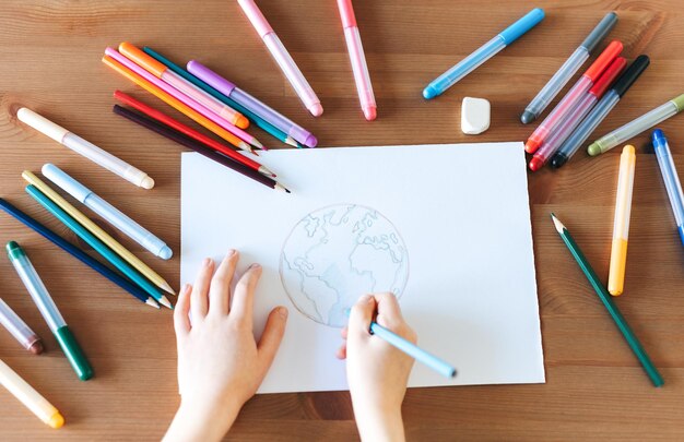 Niña niño dibujando con lápices de colores