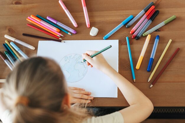 Niña niño dibujando con lápices de colores